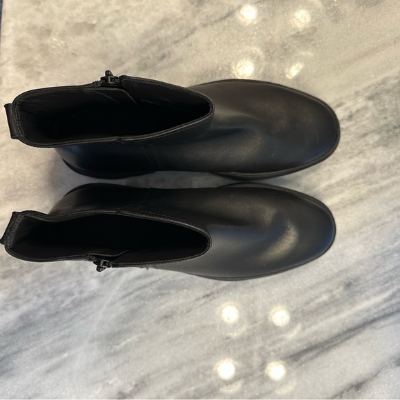 Like new Vince black Leather Chelsea boots - Picture 2 of 6